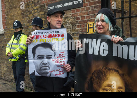 Londres, Royaume-Uni. 8 décembre 2016. Une affiche lors de la guerre de classe deuxième protestation contre Zaha Hadid Architects directeur Patrik Schumacher l'appelle 'Architecte de fascisme' pour suggérer que le logement abordable être détruits et les pauvres improductifs être retiré de Londres. Crédit : Peter Marshall/Alamy Live News Banque D'Images