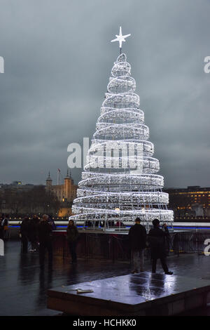 City Hall, London, UK. 8 décembre 2016. Arbre de Noël et marché en dehors de l'Hôtel de Ville. Crédit : Matthieu Chattle/Alamy Live News Banque D'Images