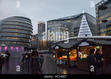 City Hall, London, UK. 8 décembre 2016. Arbre de Noël et marché en dehors de l'Hôtel de Ville. Crédit : Matthieu Chattle/Alamy Live News Banque D'Images