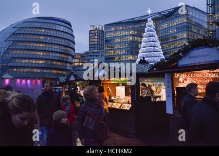 City Hall, London, UK. 8 décembre 2016. Arbre de Noël et marché en dehors de l'Hôtel de Ville. Crédit : Matthieu Chattle/Alamy Live News Banque D'Images