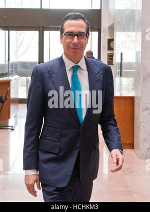 Steven Mnuchin, United States Président élu Donald J. Trump a choisi d'être secrétaire au Trésor promenades pour sa rencontre avec le sénateur américain Chuck Grassley (républicain de l'Iowa), dans son bureau de la colline du Capitole à Washington, DC le Jeudi, Décembre 8, 2016. Credit : Ron Sachs/CNP /MediaPunch Banque D'Images