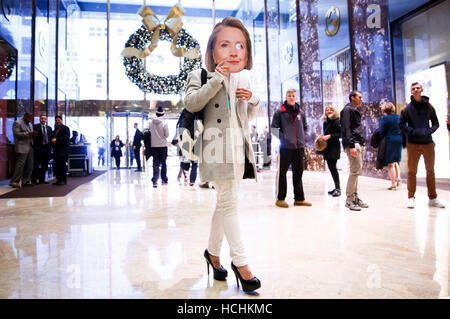 New York, USA. 8e Dec 2016. Un homme avec un masque de Hillary Clinton promenades à travers le hall de Trump Tower à New York, New York, USA, 08 décembre 2016. Credit : MediaPunch Inc/Alamy Live News Banque D'Images