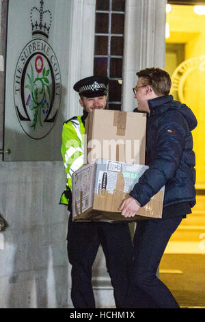 Londres, Royaume-Uni. 8 Décembre, 2016. Les documents juridiques sont transportées de la Cour suprême à la fin de la 4e et dernière journée de l'article 50 de l'audience. Credit : Mark Kerrison/Alamy Live News Banque D'Images