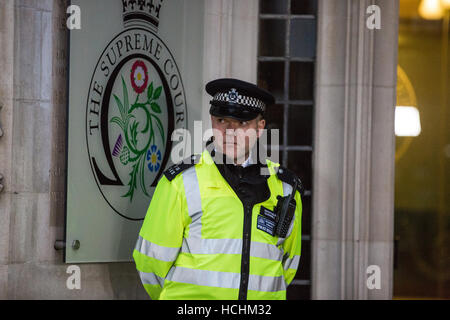 Londres, Royaume-Uni. 8 Décembre, 2016. Un agent de police se tient à l'extérieur de la Cour suprême dans la place du Parlement le 4ème jour de l'article 50 de l'audience. Credit : Mark Kerrison/Alamy Live News Banque D'Images