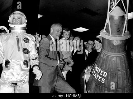 8 décembre 2016 - (photo) - John Glenn, le premier Américain en orbite autour de la terre et un ancien sénateur américain et héros de guerre, est mort. Il a été 95. Glenn est le premier Américain en orbite autour de la terre et retourne à l'espace en 1998 à bord d'un vol de la navette spatiale. Sur la photo : July 8, 1967 - Bruxelles, Belgique - LE COL américain. JOHN GLENN est un ancien pilote du Corps des Marines des États-Unis, l'astronaute et sénateur des États-Unis. Il a été le premier et troisième personne en orbite autour de la Terre. Photo : John Glenn visite le Musée de l'air et de l'espace, la visite faisait partie d'une bonne sera en tournée. (Crédit Image : © Keystone Press Agency/Keystone USA v Banque D'Images