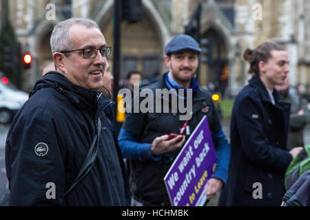 Londres, Royaume-Uni. 8 Décembre, 2016. Pro-Brexit concours des militants des militants du mouvement pour la Justice qui protestaient devant la Cour suprême le 4ème jour de l'article 50 Brexit audience. Credit : Mark Kerrison/Alamy Live News Banque D'Images