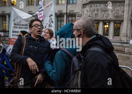 Londres, Royaume-Uni. 8 Décembre, 2016. Un militant pro-Brexit (r) Concours des militants du mouvement pour la Justice qui protestaient devant la Cour suprême le 4ème jour de l'article 50 Brexit audience. Credit : Mark Kerrison/Alamy Live News Banque D'Images