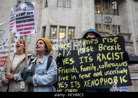 Londres, Royaume-Uni. 8 Décembre, 2016. Des militants de mouvement pour la justice manifestation devant la Cour suprême le 4ème jour de l'article 50 Brexit audience. Credit : Mark Kerrison/Alamy Live News Banque D'Images