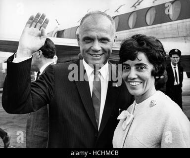 8 décembre 2016 - (photo) - John Glenn, le premier Américain en orbite autour de la terre et un ancien sénateur américain et héros de guerre, est mort. Il a été 95. Glenn est le premier Américain en orbite autour de la terre et retourne à l'espace en 1998 à bord d'un vol de la navette spatiale. Sur la photo : 2 octobre, 1960 - Londres, Angleterre, Royaume-Uni - John Glenn à l'aéroport avec son épouse Annie GLENN. (Crédit Image : © Keystone Press Agency/Keystone USA par ZUMAPRESS.com) Banque D'Images