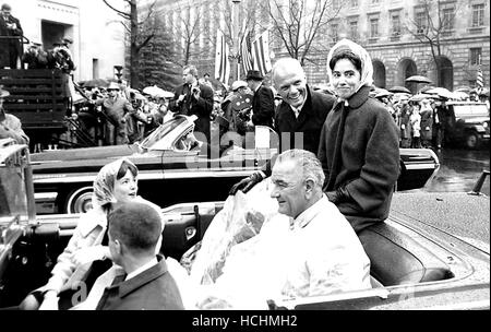 8 décembre 2016 - (photo) - John Glenn, le premier Américain en orbite autour de la terre et un ancien sénateur américain et héros de guerre, est mort. Il a été 95. Glenn est le premier Américain en orbite autour de la terre et retourne à l'espace en 1998 à bord d'un vol de la navette spatiale. Photo : 1962 - John Glenn avec sa femme, Annie, et le vice-président Johnson dans la Parade de Washington. © Globe Photos/ZUMAPRESS.com/Alamy Live News Banque D'Images