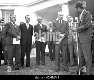 Le président des États-Unis John F. Kennedy remet à M. Robert R. Gilruth Directeur du Manned Spacecraft Center de Houston, au Texas, avec la médaille de distinction de la fonction publique fédérale. La cérémonie a eu lieu sur la pelouse de la Maison Blanche le 1 août 1962. Étaient présents à cette deuxième de gauche à droite : l'astronaute Alan Shepard, l'astronaute John Glenn, le Dr Robert R. Gilruth l'administrateur de la NASA, James Webb Le président John F. Kennedy.Credit : NASA via CNP /MediaPunch Banque D'Images