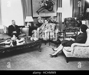 L'astronaute John H. Glenn Jr., à gauche, et l'épouse, Annie, droite, visite avec le général Douglas McArthur, centre, dans l'hôtel Waldorf Astoria à New York, New York le 10 avril 1962.Source : NASA via CNP /MediaPunch Banque D'Images