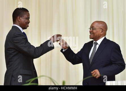 Pretoria, Afrique du Sud. 8e Dec 2016. Le Président de l'Afrique du Sud ?Jacob Zuma (R) se félicite de la visite du Président zambien ?Edgar ?Lungu à Pretoria, Afrique du Sud, le 8 décembre 2016. ? © DOC/Tlape Kopano/Xinhua/Alamy Live News Banque D'Images