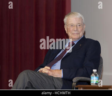 L'astronaute Scott Carpenter mercure prend sa place sur scène dans l'auditorium de la formation à la NASA's Kennedy Space Center à Cap Canaveral en Floride pour la '50 ans d'Américains en orbite' présentation pour les employés le 17 février 2012. Se joindre à Carpenter pour l'événement étaient des collègues Le mercure L'astronaute John Glenn, l'administrateur de la NASA Charles Bolden et Kennedy Space Center Réalisateur Bob Cabana. Cette année marque 50 ans que Glenn et Carpenter est devenu le premier deux américains en orbite autour de la Terre. Crédit obligatoire : Kim Shiflett/NASA via CNP /MediaPunch Banque D'Images