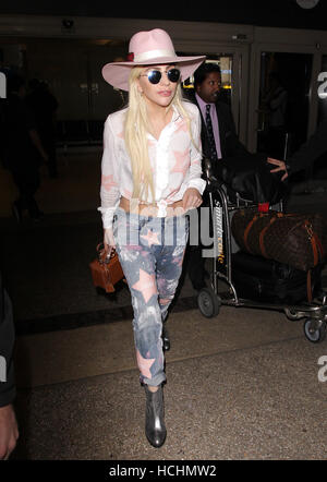 Los Angeles, CA, USA. 8e Dec 2016. Lady Gaga vu à l'aéroport international de LAX à Los Angeles, Californie le 8 décembre 2016. Crédit : John Misa/media/Alamy Punch Live News Banque D'Images