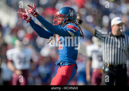 Orlando, Floride, USA. 8e Dec 2016. Blue Devils Pahokee Akeem Dent (11) célèbre un arrêt sur quatrième vers le bas contre Baker dans FHSAA Gators class 1A du championnat de football de l'état au Camping World Stadium à Orlando, Floride, le 8 décembre 2016. Allen Eyestone/Le Palm Beach Post/ZUMA/Alamy Fil Live News Banque D'Images