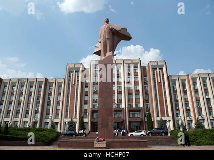 Une archive photo datée du 26 juillet 2016 montrant une statue de Lénine en face de l'édifice du parlement à Tiraspol en Transnistrie, en Moldavie. La petite république seperatist sur le Dniepr a été existence pendant près de 25 ans. L'allemand tente de trouver une solution au conflit n'ont pas jusqu'à présent s'élevait à quelque chose. L'Etat, reconnu par seulement trois membres de l'ONU, va maintenant rendre aux urnes pour élire le chef de l'Etat. Photo : Monika Skolimowska/dpa Banque D'Images