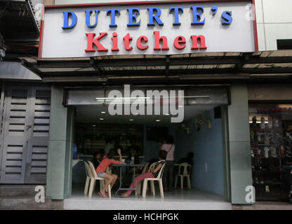 Quezon City, Philippines. 8e Dec 2016. Les gens attendent pour repas gratuit au 'Duterte's Kitchen' dans la ville de Quezon, Philippines, le 8 décembre 2016. La cuisine de 'Duterte', un centre d'alimentation nommé d'après le Président philippin Rodrigo Duterte, offre des repas gratuits aux sans-abri. Le gouvernement des Philippines visant à réduire les taux de pauvreté à entre 13 et 15 pour cent d'ici 2022. © Rouelle Umali/Xinhua/Alamy Live News Banque D'Images