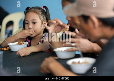 Quezon City, Philippines. 8e Dec 2016. Les gens mangent repas gratuit au 'Duterte's Kitchen' dans la ville de Quezon, Philippines, le 8 décembre 2016. La cuisine de 'Duterte', un centre d'alimentation nommé d'après le Président philippin Rodrigo Duterte, offre des repas gratuits aux sans-abri. Le gouvernement des Philippines visant à réduire les taux de pauvreté à entre 13 et 15 pour cent d'ici 2022. © Rouelle Umali/Xinhua/Alamy Live News Banque D'Images