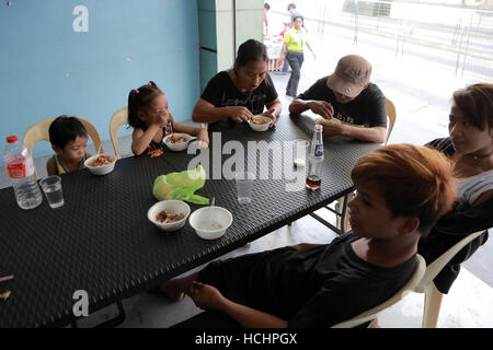 Quezon City, Philippines. 8e Dec 2016. Les gens mangent repas gratuit au 'Duterte's Kitchen' dans la ville de Quezon, Philippines, le 8 décembre 2016. La cuisine de 'Duterte', un centre d'alimentation nommé d'après le Président philippin Rodrigo Duterte, offre des repas gratuits aux sans-abri. Le gouvernement des Philippines visant à réduire les taux de pauvreté à entre 13 et 15 pour cent d'ici 2022. © Rouelle Umali/Xinhua/Alamy Live News Banque D'Images