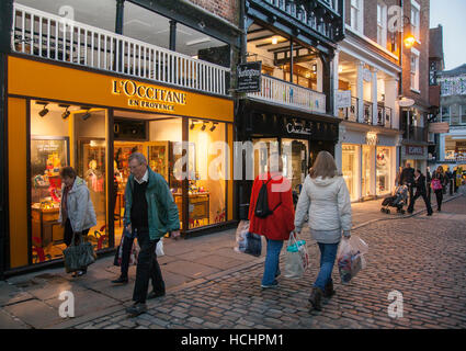 L'Occitane en Provence Chester, Cheshire, Royaume-Uni. Météo britannique. 8 Décembre, 2016. Pour les achats de Noël, détaillant de corps, visage, parfums et produits d'accueil en plein essor dans le cher rues pavées du secteur du commerce de détail du centre-ville. Ouverture de fin de nuit et d'un plein hiver défilé du festival assure un extraordinaire près de frénésie d'achats. Banque D'Images