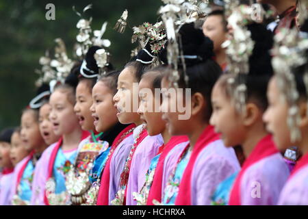 Rongjiang, province du Guizhou en Chine. 8e Dec 2016. Des élèves du groupe ethnique Dong Lau Ka chanter chorus, la grande chanson de leur folk distingué l'art vocal, au Chemin de l'école primaire en ville Guzhou Comté Rongjiang, au sud-ouest de la province du Guizhou, en Chine, le 8 décembre 2016. © Pan Jinqiang/Xinhua/Alamy Live News Banque D'Images