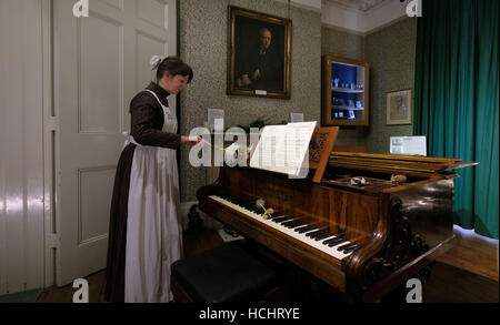 Cheltenham, Gloucestershire, Royaume-Uni. 8e Dec 2016. Réouverture du musée Holt après restauration après une inondation. L'accueil et de naissance du compositeur Gustav Holst. Le Musée est un monument à Holst, l'un des compositeurs les plus respectés, plus connu pour son travail les planètes. C'est l'un des deux seuls musées maison natale du compositeur dans le pays.La maison a été construite en 1832 est typique de la régence de nombreuses petites maisons mitoyennes construites à Cheltenham à ce moment. Gustav Holst est né ici le 21 septembre 1874 et y vécut jusqu'en 1882, peu après la mort de sa mère. Credit : Gavin Crilly/Alamy Live New Banque D'Images