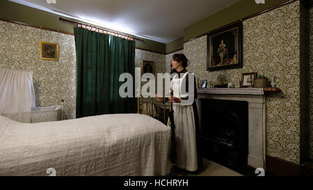 Cheltenham, Gloucestershire, Royaume-Uni. 8e Dec 2016. Réouverture du musée Holt après restauration après une inondation. L'accueil et de naissance du compositeur Gustav Holst. Le Musée est un monument à Holst, l'un des compositeurs les plus respectés, plus connu pour son travail les planètes. C'est l'un des deux seuls musées maison natale du compositeur dans le pays.La maison a été construite en 1832 est typique de la régence de nombreuses petites maisons mitoyennes construites à Cheltenham à ce moment. Gustav Holst est né ici le 21 septembre 1874 et y vécut jusqu'en 1882, peu après la mort de sa mère. Credit : Gavin Crilly/Alamy Live New Banque D'Images