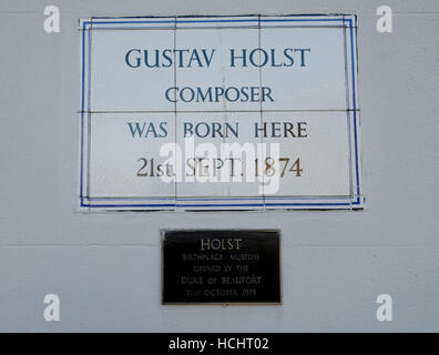 Cheltenham, Gloucestershire, Royaume-Uni. 8e Dec 2016. Réouverture du musée Holt après restauration après une inondation. L'accueil et de naissance du compositeur Gustav Holst. Le Musée est un monument à Holst, l'un des compositeurs les plus respectés, plus connu pour son travail les planètes. C'est l'un des deux seuls musées maison natale du compositeur dans le pays.La maison a été construite en 1832 est typique de la régence de nombreuses petites maisons mitoyennes construites à Cheltenham à ce moment. Gustav Holst est né ici le 21 septembre 1874 et y vécut jusqu'en 1882, peu après la mort de sa mère. Credit : Gavin Crilly/Alamy Live New Banque D'Images