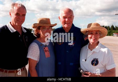 STS-95 Spécialiste de charge utile de John H. Glenn Jr. (deuxième à droite), le sénateur américain de l'Ohio, pose (de gauche à droite) avec son fils, David, fille, Lyn, et (à droite), sa femme, Annie, après l'atterrissage au Centre spatial Kennedy d'atterrissage à bord d'un jet T-38 le 26 octobre 1998. Glenn et autres membres d'équipage ont volé dans l'KSC pour faire les derniers préparatifs pour le lancement..Credit : NASA via CNP - AUCUN FIL SERVICE - Photo : NASA/consolidé Nouvelles Photos/NASA via CNP Banque D'Images