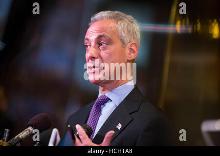 Rahm Emanuel, maire de Chicago (démocrate) s'adresse aux membres des médias au Trump Tower à Manhattan, New York, New York, USA le Mercredi, Décembre 7, 2016. Crédit : John Taggart/Piscine via CNP - AUCUN FIL SERVICE - Photo : John Taggart/consolidé/dpa Banque D'Images