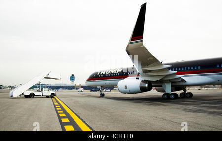 Le président élu des Etats-Unis, Donald Trump, l'avion d'un Boeing 757-200 le long des taxis le tarmac de l'aéroport LaGuardia avant de partir pour l'Ohio à New York, New York, USA, 08 décembre 2016. Crédit : Justin Lane/piscine par CNP /MediaPunch Banque D'Images