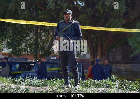 Le Caire, Égypte. 9Th Mar, 2016. Les agents de police spéciaux égyptiens montent la garde sur les lieux de l'explosion d'une bombe dans la région de Giza Al Haram Street à la périphérie du Caire, Égypte 9 décembre 2016 Credit : Amr Sayed/APA/Images/fil ZUMA Alamy Live News Banque D'Images