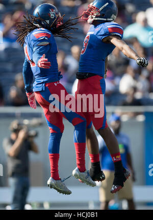 Orlando, Floride, USA. 9Th Mar, 2016. Blue Devils Pahokee Akeem Dent (11) et Christopher Dent (9) célébrer un quatrième vers le bas contre l'arrêt Baker en FHSAA Gators classe 1A du championnat de football de l'état au Camping World Stadium à Orlando, Floride, le 8 décembre 2016. Allen Eyestone/Le Palm Beach Post/ZUMA/Alamy Fil Live News Banque D'Images