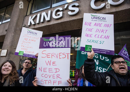 Londres, Royaume-Uni. 9 Décembre, 2016. Des syndicalistes et des étudiants détiennent un deuxième manifestation à l'appui de l'unisson les membres travaillant pour l'entreprise de nettoyage sers avec persévérance au Kings College de Londres qui sont actuellement en litige avec sers avec persévérance en ce qui concerne les niveaux de dotation en personnel et la charge de travail. Credit : Mark Kerrison/Alamy Live News Banque D'Images