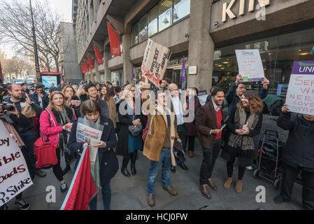 Londres, Royaume-Uni. 9 décembre 2016. L'unisson des nettoyeurs et des partisans dont King's College, les étudiants et les membres du personnel de tenir une manifestation devant King's College sur le brin sur la poursuite de leur différend avec l'entreprise de nettoyage, les charges de personnel plus sers avec persévérance et d'autres questions. Crédit : Peter Marshall/Alamy Live News Banque D'Images