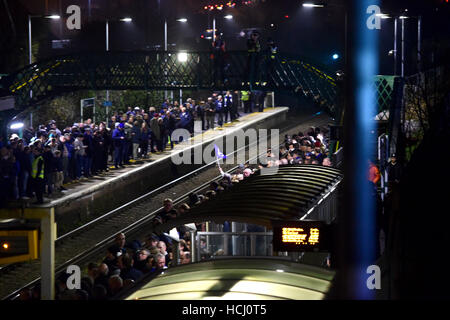 Brighton, Sussex, UK. 9Th Mar, 2016. Des milliers de fans de football essayez d'obtenir des trains depuis la gare de Falmer, après avoir regardé le match entre Brighton et Hove Albion et Leeds United à l'American Express Community Stadium ce soir . Perturbation continue sur Southern Rail que les grèves continuent de poser des problèmes pour les passagers Crédit : Simon Dack/Alamy Live News Banque D'Images