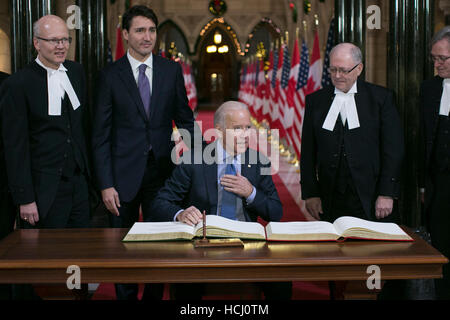 Ottawa, Canada. 9Th Mar, 2016. Le Vice-président américain Joe Biden (C) signe le livre d'or officiel, rejoint par le Premier ministre du Canada, Justin Trudeau (2L), à Ottawa, Canada, le 9 décembre 2016. Crédit : David Kawai/Xinhua/Alamy Live News Banque D'Images