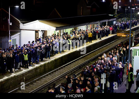 Brighton, Sussex, UK. 9Th Mar, 2016. Des milliers de fans de football essayez d'obtenir des trains depuis la gare de Falmer, après avoir regardé le match entre Brighton et Hove Albion et Leeds United à l'American Express Community Stadium ce soir . Perturbation continue sur Southern Rail que des grèves et des annulations continuent de causer des problèmes pour les passagers Crédit : Simon Dack/Alamy Live News Banque D'Images