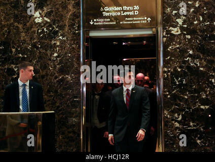 New York, USA. 9 Décembre, 2016. Le président de la Chambre des représentants des États-Unis Paul Ryan (républicain du Wisconsin) sort de l'ascenseur après des réunions avec le président américain élu Donald Trump, dans le hall de la Trump Tower, New York, New York, 9 décembre 2016. Credit : Aude Guerrucci/MediaPunch /CNP via Piscine Banque D'Images