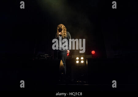 Brighton, East Sussex, UK. 9 décembre 2016. Kate Tempest, poète et artiste de spoken word, il se produit à l'église All Saints à Hove, East Sussex. Le spectacle, "qu'ils mangent de Chaos", a été un exercice de son nouveau long poème écrit pour les performances live. Kate Tempest sera de retour à la ville de Brighton & Hove en mai 2017, après avoir été sélectionné en tant qu'invité directeur de Brighton Festival. © Francesca Moore/Brighton SOURCE/Alamy Live News Banque D'Images