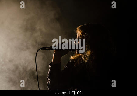 Brighton, East Sussex, UK. 9 décembre 2016. Kate Tempest, poète et artiste de spoken word, il se produit à l'église All Saints à Hove, East Sussex. Le spectacle, "qu'ils mangent de Chaos", a été un exercice de son nouveau long poème écrit pour les performances live. Kate Tempest sera de retour à la ville de Brighton & Hove en mai 2017, après avoir été sélectionné en tant qu'invité directeur de Brighton Festival. © Francesca Moore/Brighton SOURCE/Alamy Live News Banque D'Images