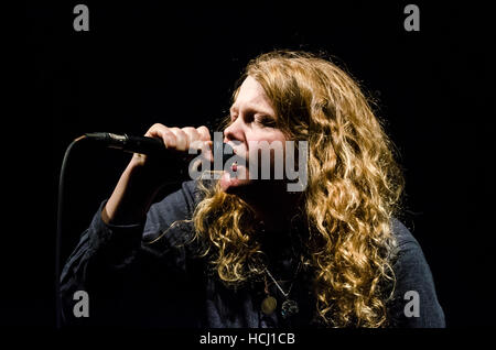 Brighton, East Sussex, UK. 9 décembre 2016. Kate Tempest, poète et artiste de spoken word, il se produit à l'église All Saints à Hove, East Sussex. Le spectacle, "qu'ils mangent de Chaos", a été un exercice de son nouveau long poème écrit pour les performances live. Kate Tempest sera de retour à la ville de Brighton & Hove en mai 2017, après avoir été sélectionné en tant qu'invité directeur de Brighton Festival. © Francesca Moore/Brighton SOURCE/Alamy Live News Banque D'Images