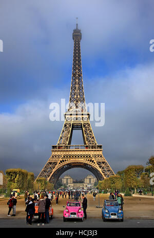 Vue sur la Tour Eiffel depuis le côté du Champ de Mars, Paris, France. Banque D'Images