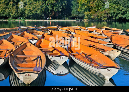 Bateaux à louer dans la région de la forêt de Boulogne (Bois de Boulogne), Paris, France. Banque D'Images