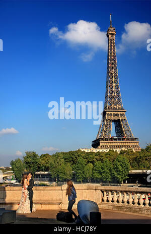 La photographie de mariage sur Pont de Bir-Hakeim avec Tour Eiffel en arrière-plan. Banque D'Images