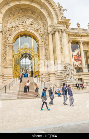 Les visiteurs à l'entrée du petit palais, musée de la ville de paris Banque D'Images