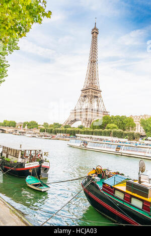 Tour Eiffel et les bateaux sur la seine Banque D'Images