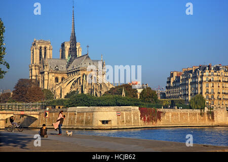 Se couple photographié en face de la Cathédrale Notre Dame, Paris, France. Banque D'Images