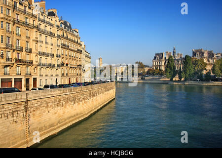 Seine passe entre l'Île de la Cité et le 4ème arrondissement de Paris, France. Dans l'arrière-plan, l'Hôtel de Ville, l'Hôtel de Ville de Paris. Banque D'Images